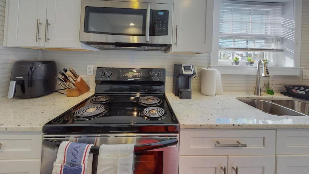 New! Renovated Townhome W/ Putting Green & Patio! Richmond Exterior foto