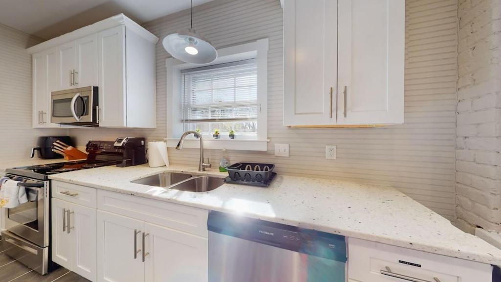 New! Renovated Townhome W/ Putting Green & Patio! Richmond Exterior foto